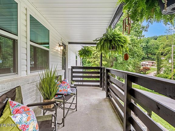 4th image of 430 Sherwood Estates Cir