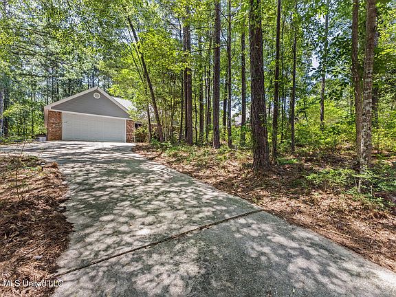 2nd image of 28 Bedford Forrest Ln