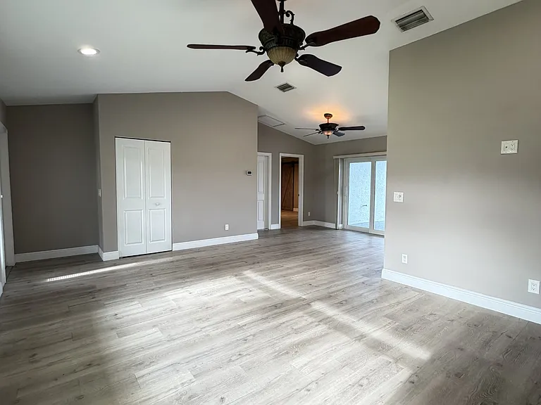 4140 SW 6th Pl — Photo 8