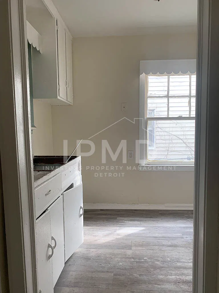 Studio, 604 sqft, $1,300 — Photo 3