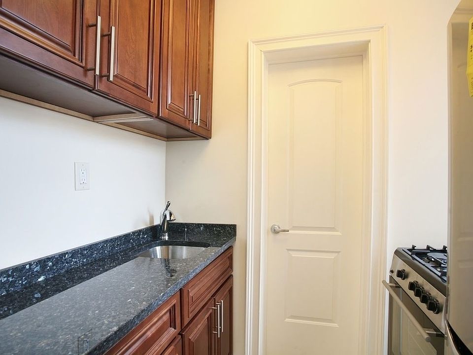 2nd image of 49 Willow St APT 4G
