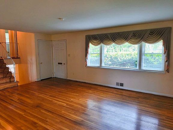 3rd image of 7202 Bayside Ct