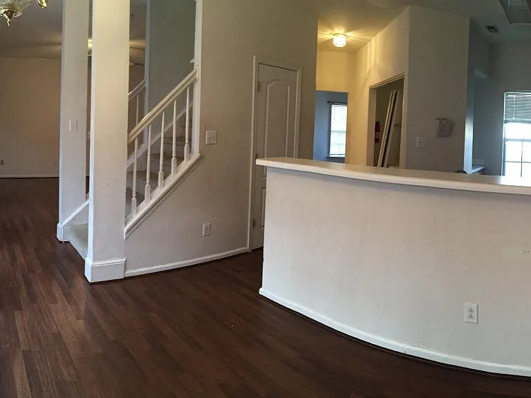604 Railway Ct — Photo 4