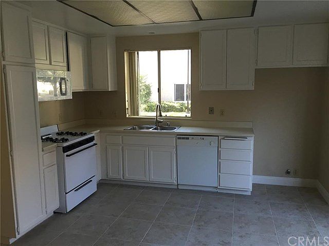 2nd image of 102 Greenmoor #51