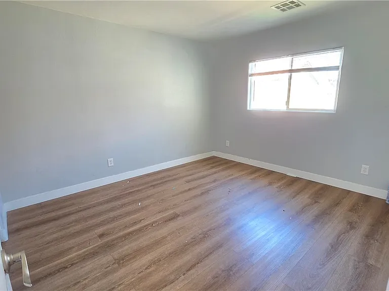 628 Port Talbot Ave — Photo 10