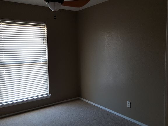 Guest bedroom.Ceiling fan.