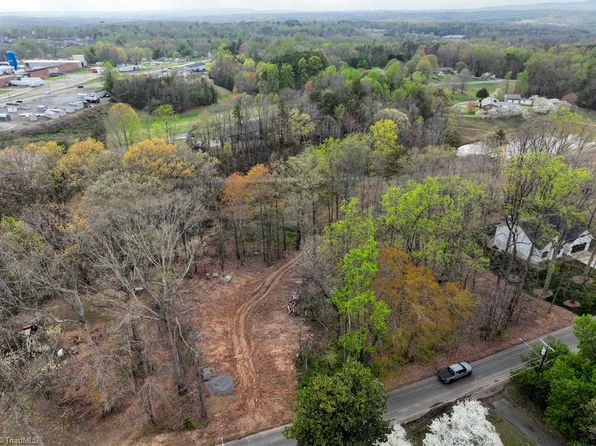 0 Crestwood Dr, Pilot Mountain, NC 27041