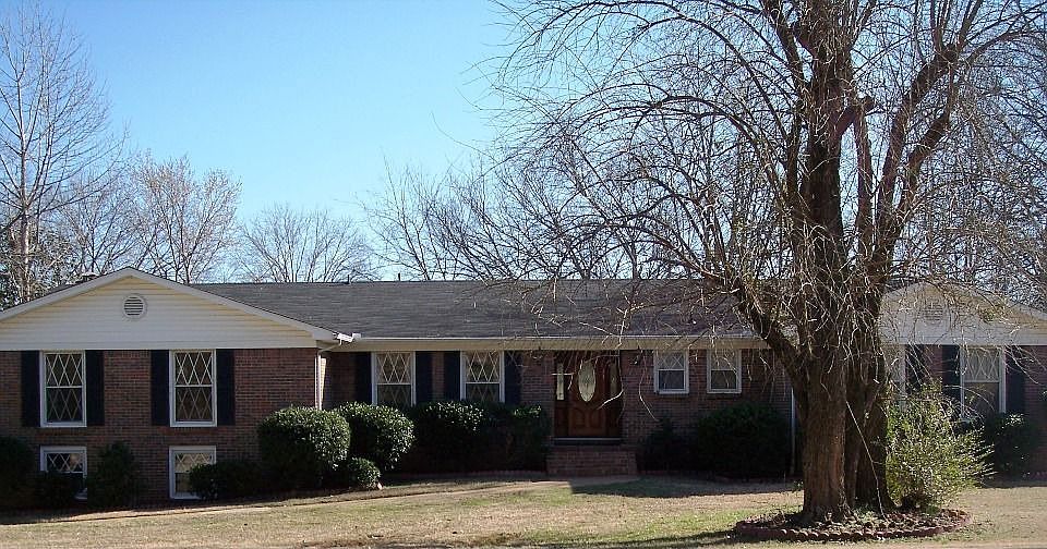 4 Bedroom Basement Rancher with Inground Pool