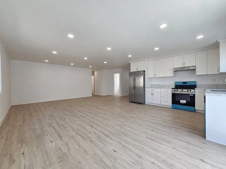 1038 Adel Ave — Photo 4