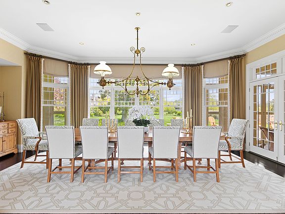 4th image of 160 Wyandanch Ln