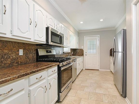 5th image of 410 Parkhurst Dr