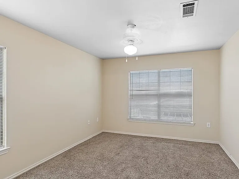 Ironwood Crossing Apartments & Townhomes — Photo 5