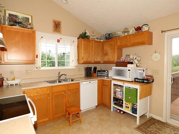 Kitchen w/Vaulted Ceiling!