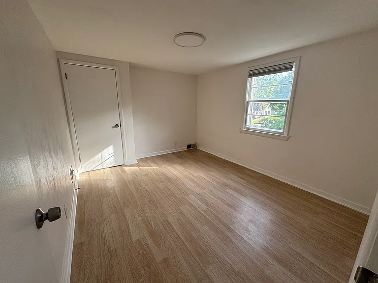 Bedroom #1 has 1 closet
