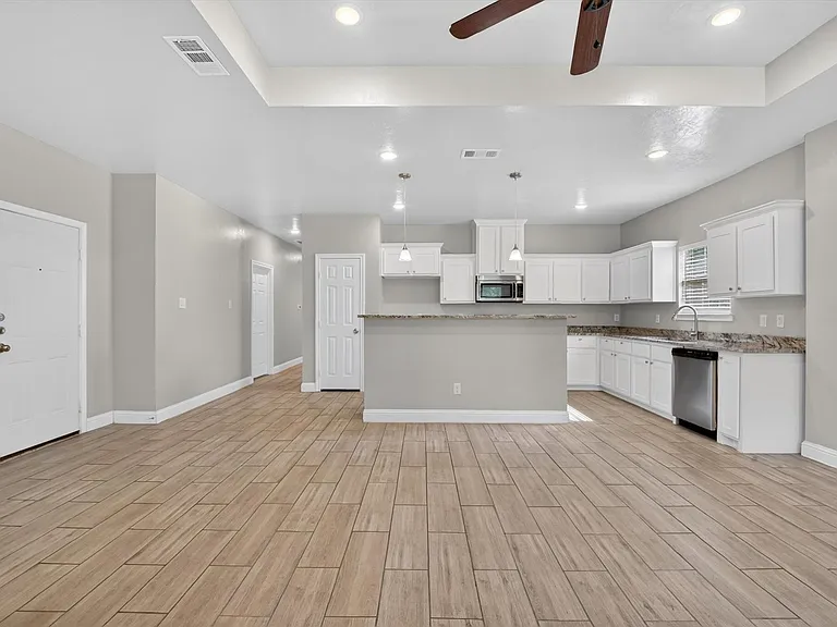 4404 Harris St — Photo 2