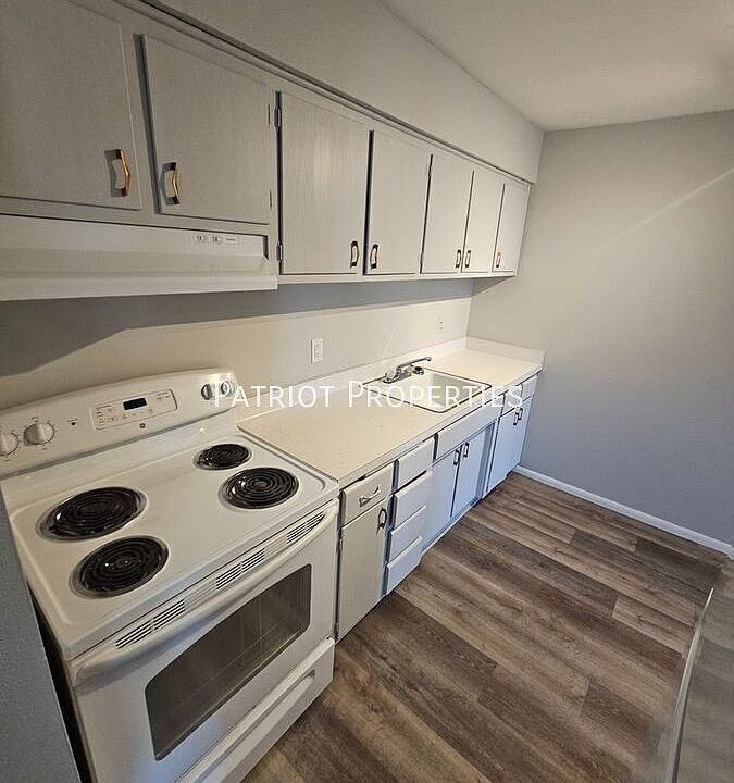 1st image of 905 Oak Ave #104