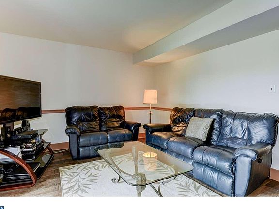 4th image of 3102 Emerald Pl