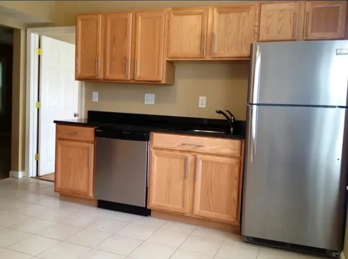 3 bed, 1.5 bath, 1200 sqft, $3,200 — Photo 2