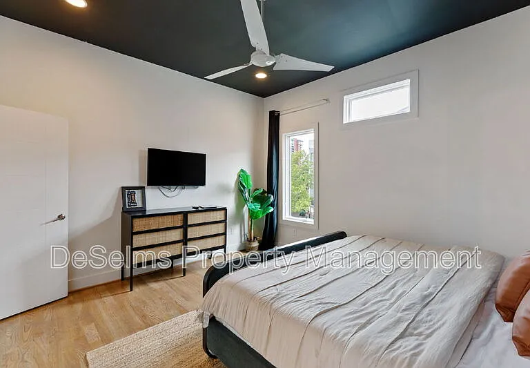 807 13th Ave S — Photo 17