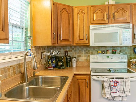 3rd image of 2185 Greendale Dr NE