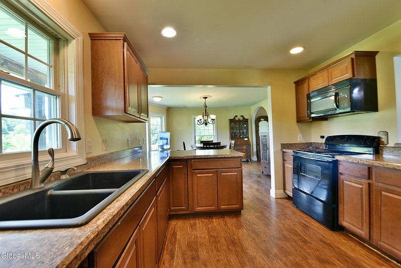 4th image of 605 Plummer Road