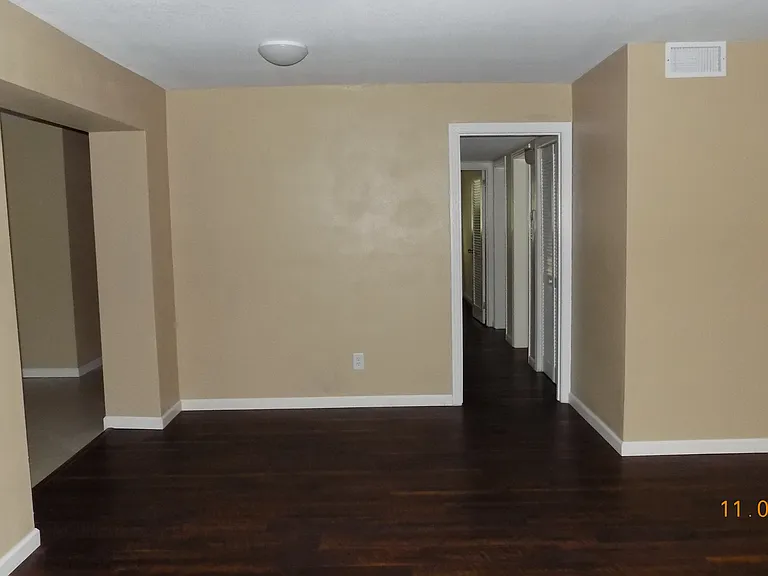 1204 Tulip Ln — Photo 3