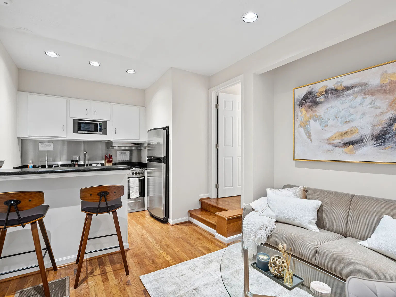 1 bed, 450 sqft, $3,510 — Photo 2