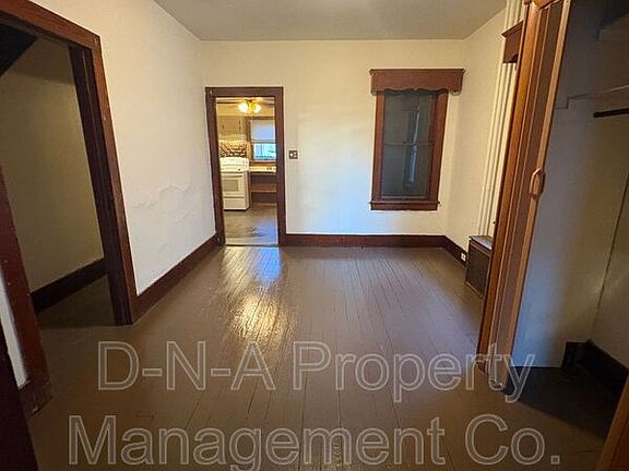 4th image of 915 Sarah St