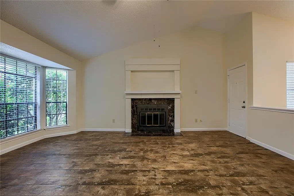 3 bed, 2.0 bath, 1555 sqft, $2,000 — Photo 3
