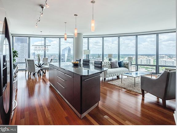 3rd image of 2101 Market St Unit 2702