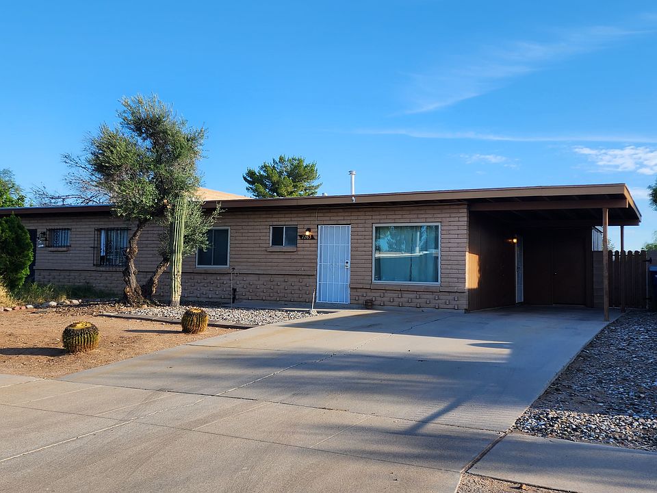 Low Care front and back yard. Yards maintained weed free by Tenant,