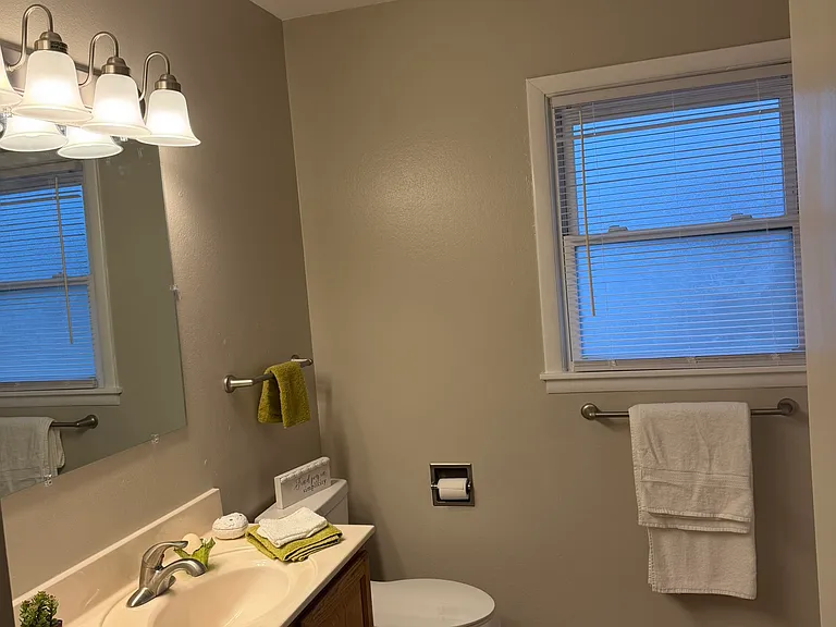 1680 N Oakcrest Ave — Photo 6