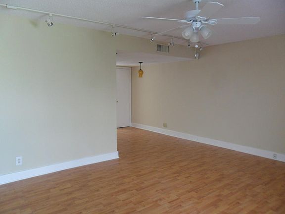 5th image of 118 Castlewood Dr APT 126