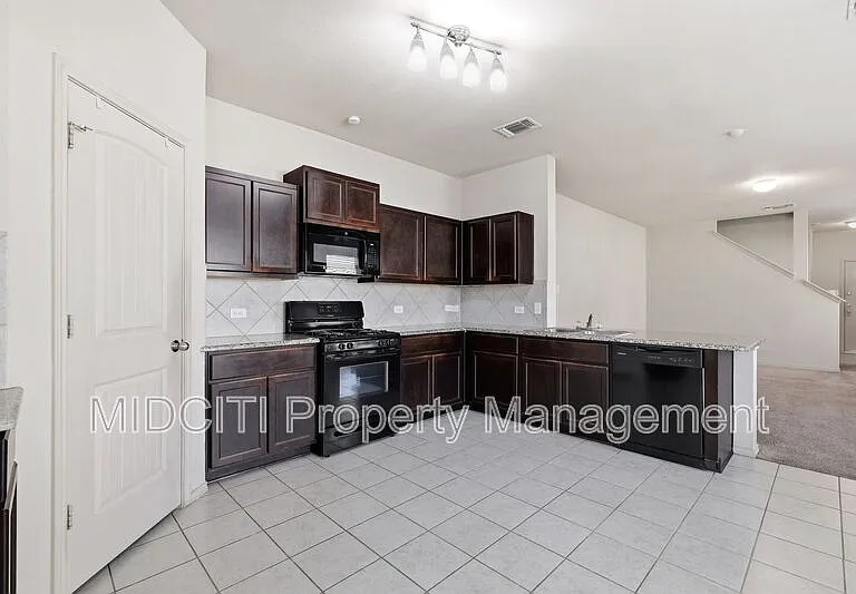 205 Tallow Trl — Photo 6