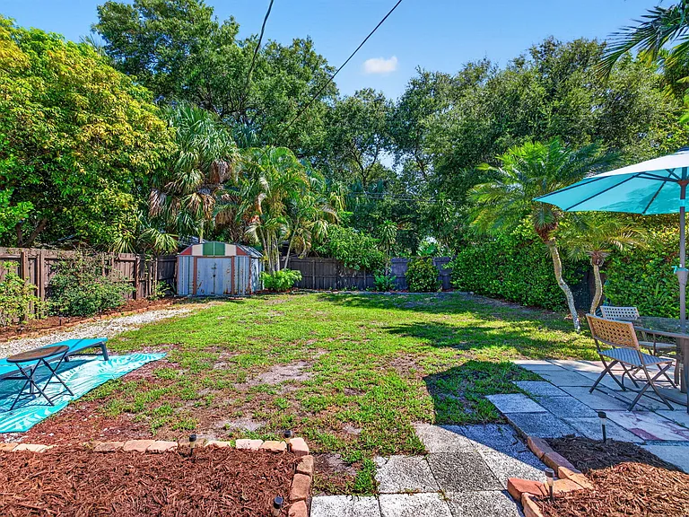 601 NE 14th Pl — Photo 41