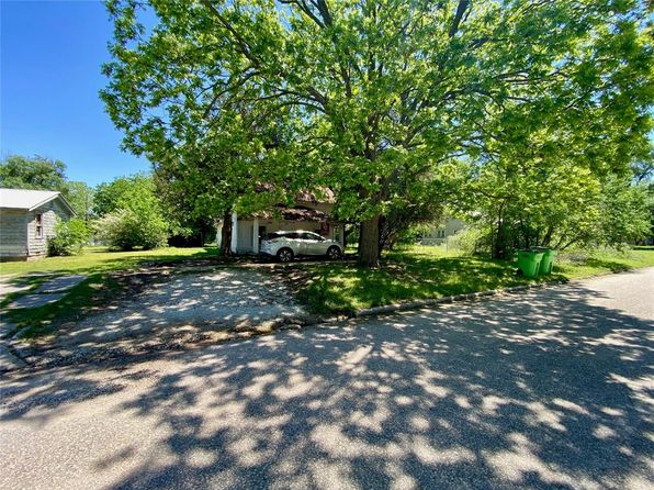 208 N 7th St, Okemah, OK 74859
