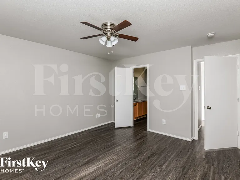 1604 Alcazar Plz — Photo 8