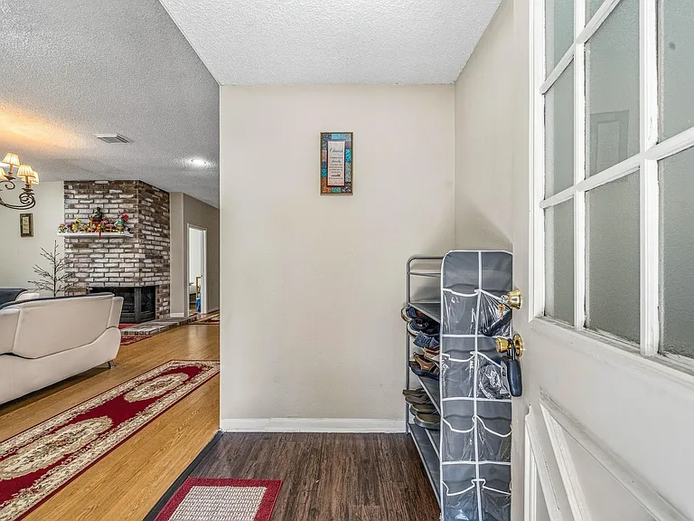 9915 Villa Verde Dr — Photo 4