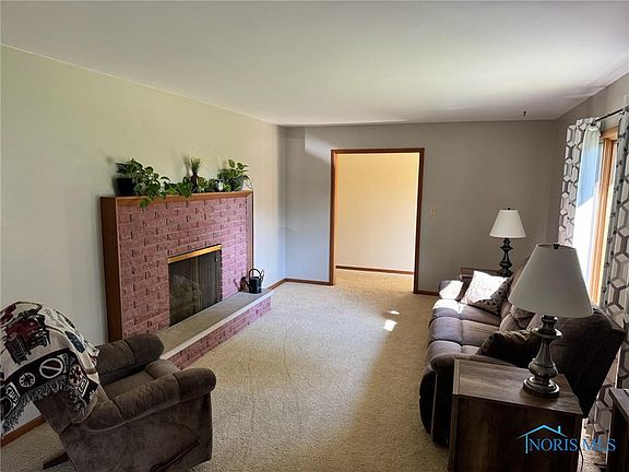 3rd image of 411 Oxford Dr