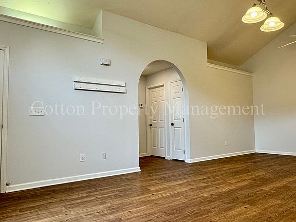 4th image of 331 Emerald Cove Ct