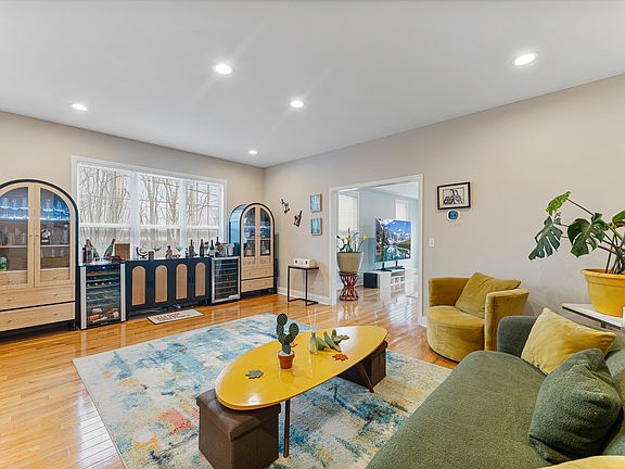 3rd image of 985 Ridge Rd