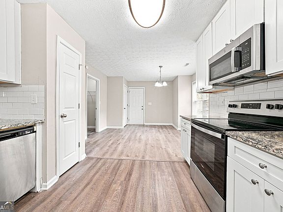 4th image of 230 Trelawney Cir