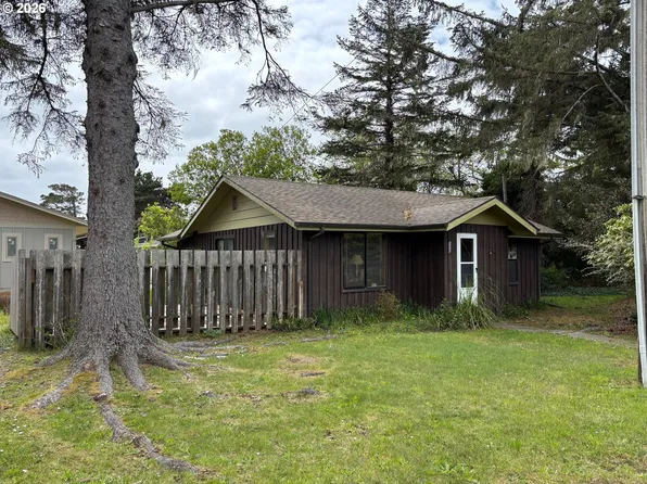 330 10th St SE, Bandon, OR 97411