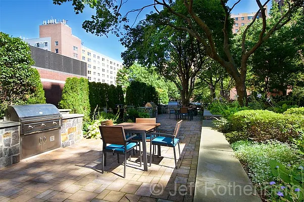 Sold by R New York | media 28