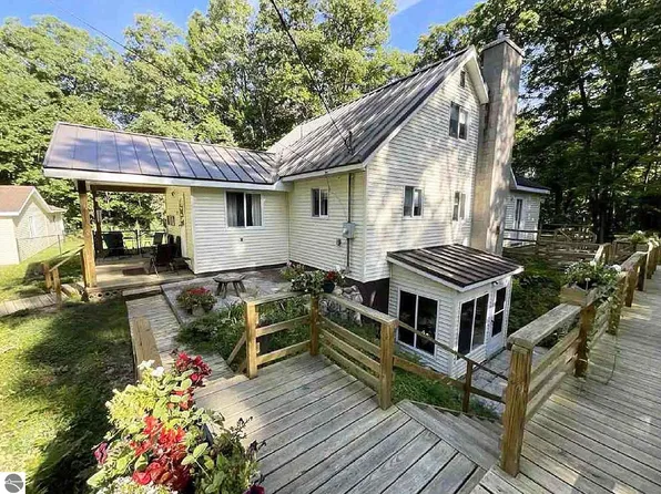 9350 W Jennings Rd, Lake City, MI 49651