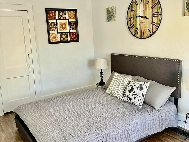 401 W Elliott Ave #B — Photo 8