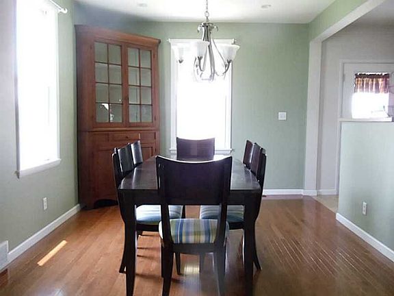 3rd image of 1819 Raymond Ave