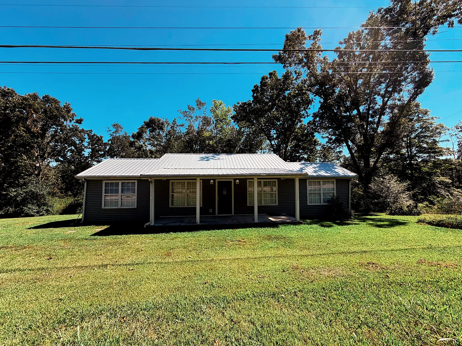 3 bed, 1.0 bath, 1420 sqft, $2,500 — Photo 1