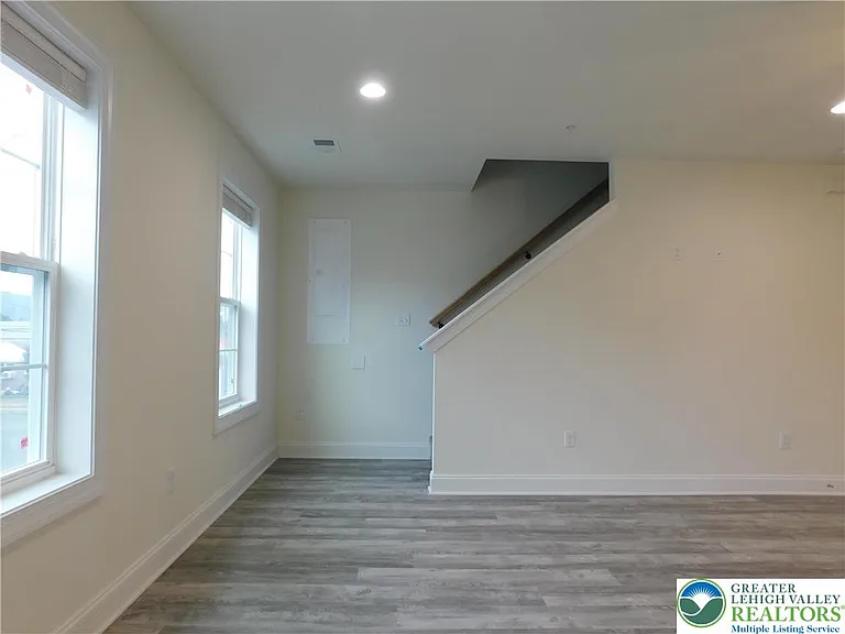 1549 Burkhardt St #C — Photo 16