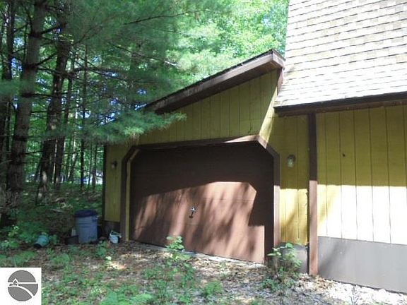 2nd image of 1103 N Huron Rd
